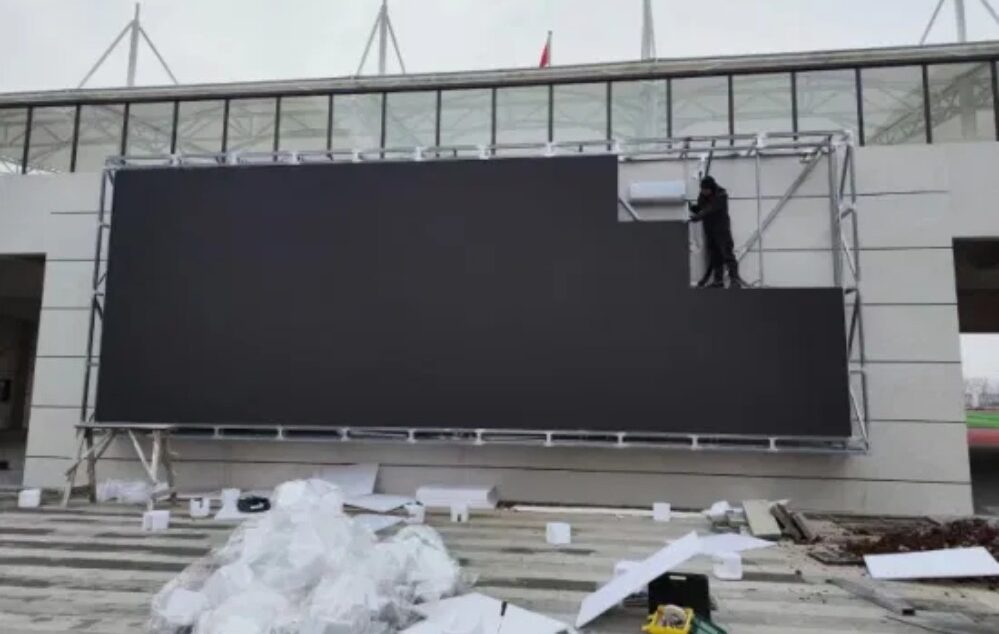 outdoor screen installtion-